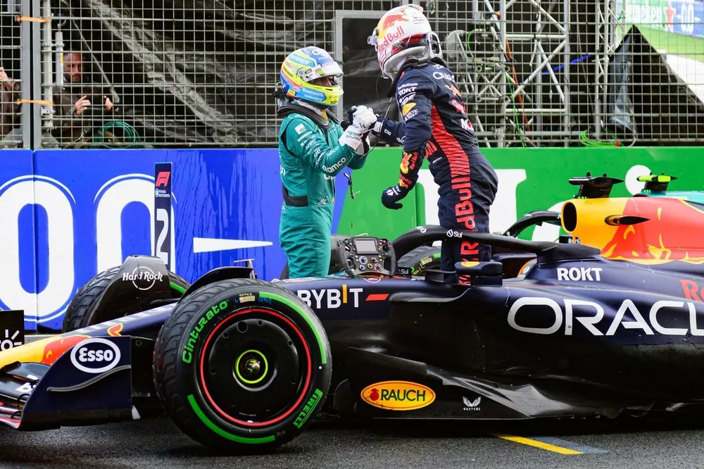 Fernando Alonso, Aston Martin F1 Team, f&eacute;licite Max Verstappen, Red Bull Racing RB19