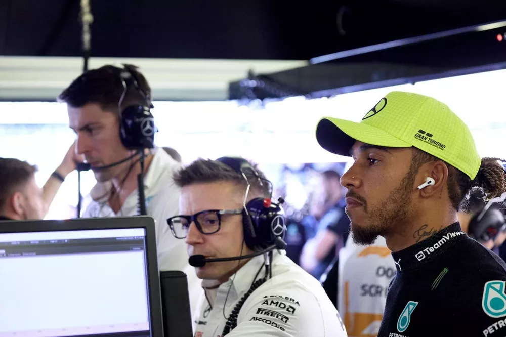 Lewis Hamilton, Mercedes-AMG, with Peter Bonnington, Senior Race Engineer, Mercedes AMG