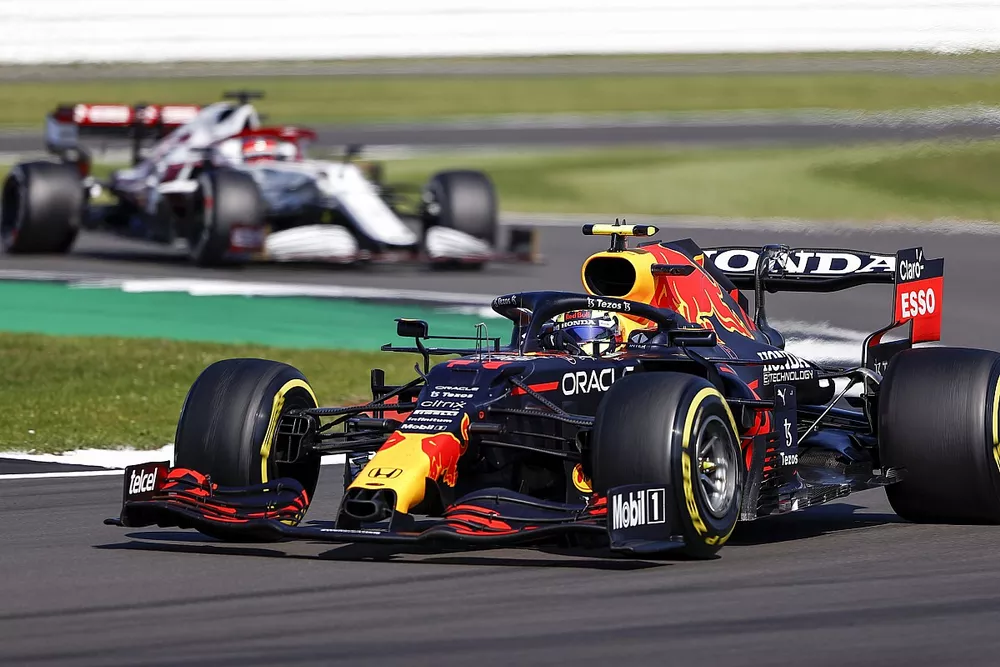 Sergio P&eacute;rez, Red Bull Racing RB16B, Kimi Raikkonen, Alfa Romeo Racing C41