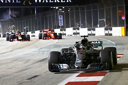 Hamilton a Singapore lascia al buio gli avversari. Vettel solo terzo è demoralizzato