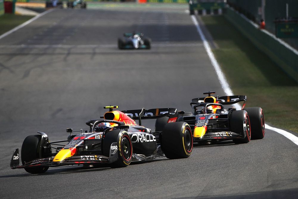 Sergio Perez, Red Bull Racing RB18, Max Verstappen, Red Bull Racing RB18