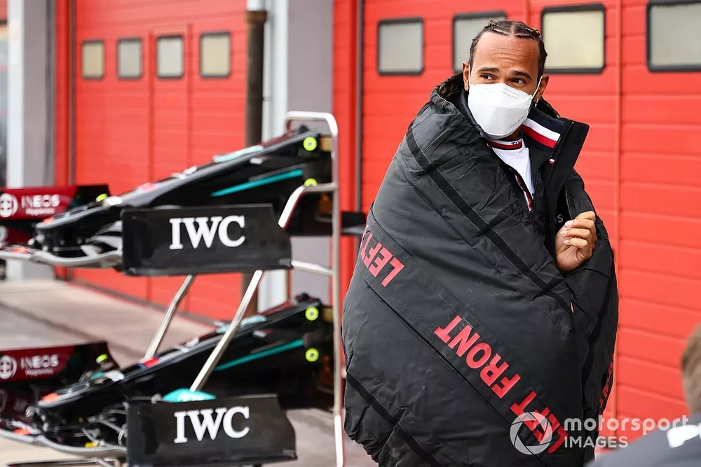 Lewis Hamilton, Mercedes, envuelto en una manta de neumáticos