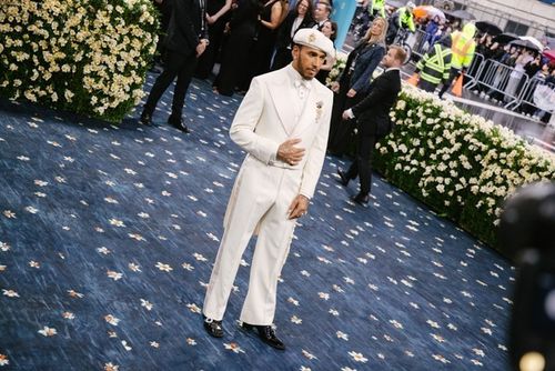 El simbolismo oculto en el look de Lewis Hamilton en la Gala Met 2025