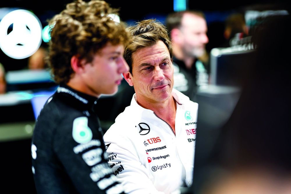 Toto Wolff Rompe il Silenzio: Kimi Antonelli Sotto i Riflettori Pubblici