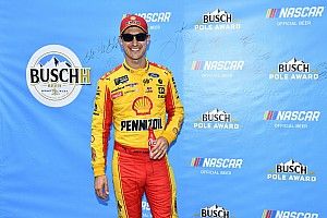 Logano gana la pole para Michigan y Suárez en top 10