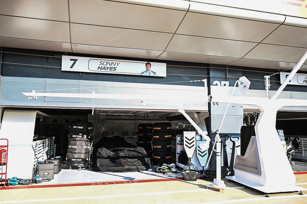 Escenificación garaje para la película de F1 protagonizada por Brad Pitt y Damson Idris.