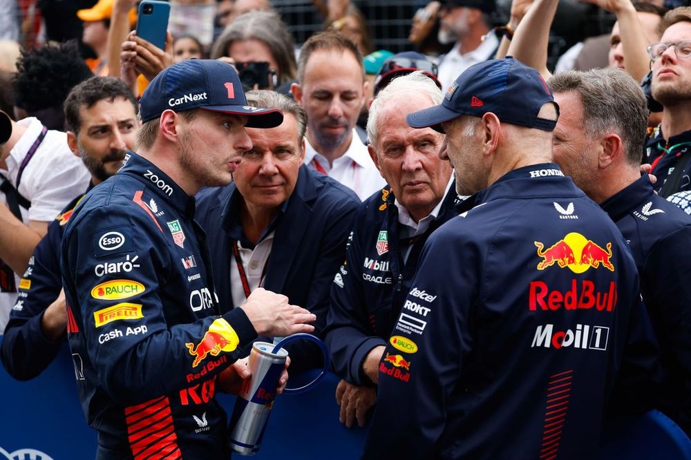 Adrian Newey, Director de Tecnología, Red Bull Racing, Max Verstappen, Red Bull Racing, 1ª posición, Helmut Marko, Consultor, Red Bull Racing, charla en Parc Ferme.