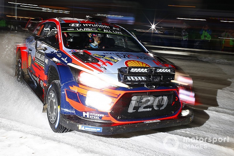 Neuville lidera la primera especial por delante de Ogier