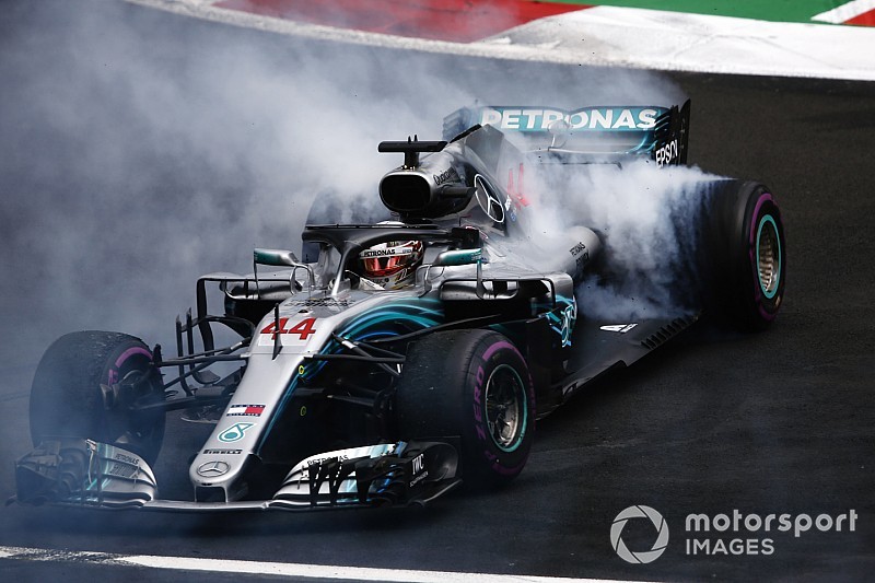 Hamilton comemora título, apesar de