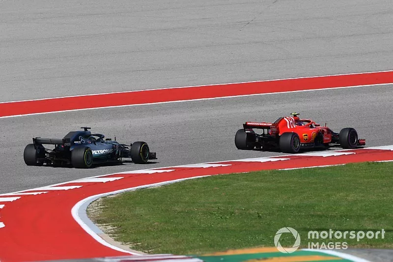 Kimi Raikkonen, Ferrari SF71H y Lewis Hamilton, Mercedes-AMG F1 W09 