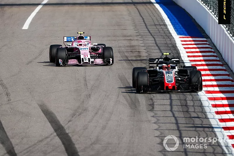 Kevin Magnussen, Haas F1 Team VF-18, lidera a  Esteban Ocon, Racing Point Force India VJM11, y Sergio P&eacute;rez, Racing Point Force India VJM11