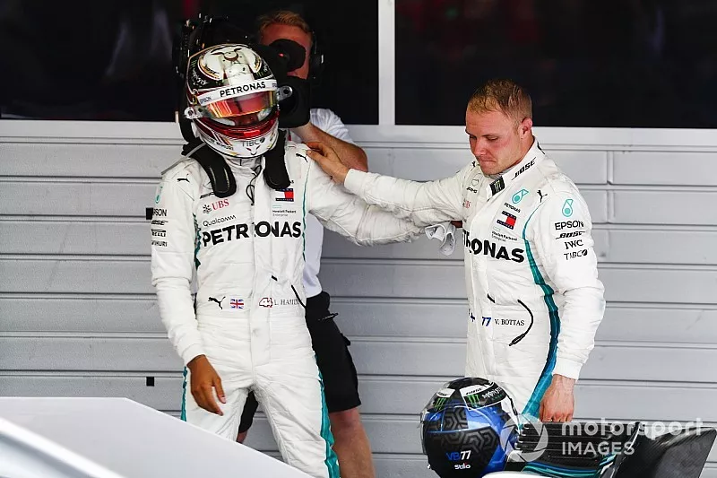 Valtteri Bottas, Mercedes AMG F1, congratulates Race winner Lewis Hamilton, Mercedes AMG F1