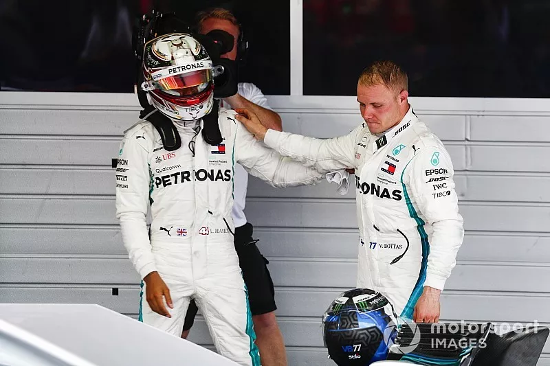 Valtteri Bottas, Mercedes AMG F1, si congratula con il vincitore della gara Lewis Hamilton, Mercedes AMG F1