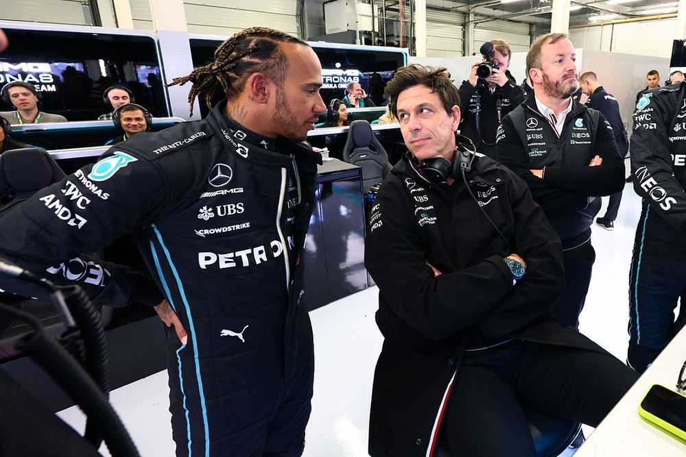 Lewis Hamilton, Mercedes-AMG, George Russell, Mercedes-AMG, con Toto Wolff, director del equipo y consejero delegado de Mercedes AMG