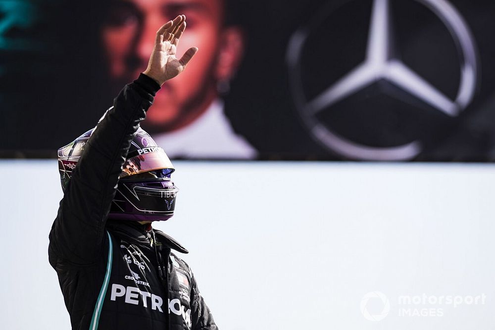 Lewis Hamilton, Mercedes-AMG F1, salue les fans apr&egrave;s avoir s&eacute;curis&eacute; la pole