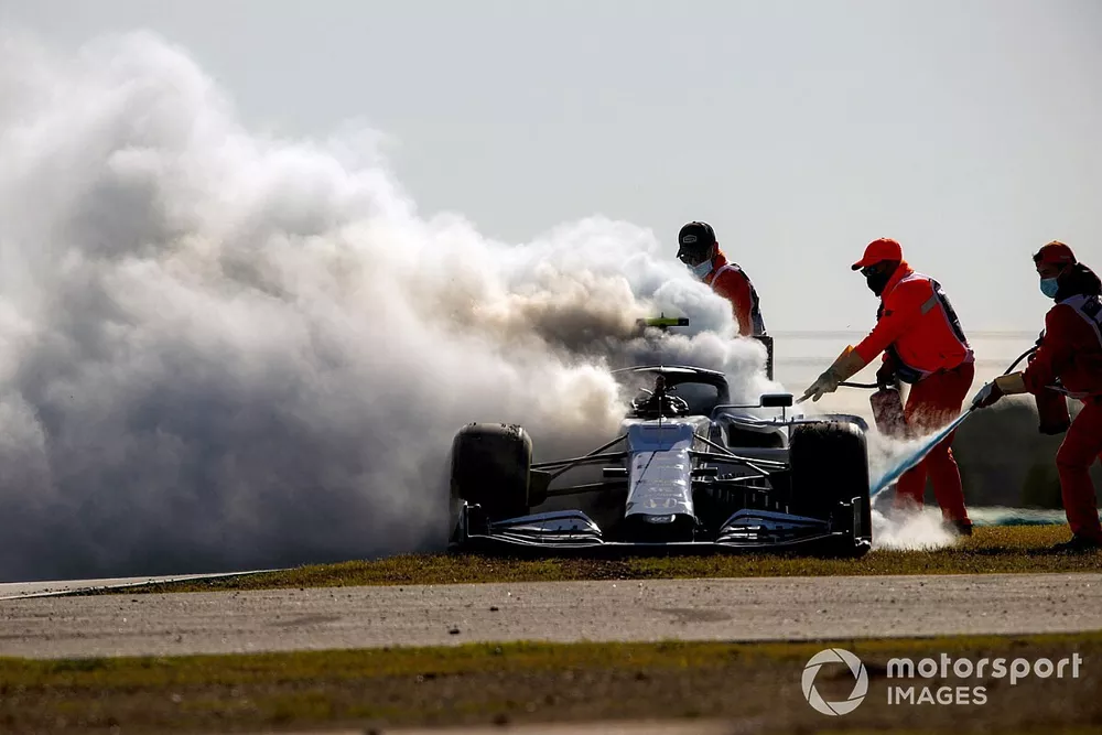 El monoplaza de Pierre Gasly, AlphaTauri AT01 es retirado por los oficiales
