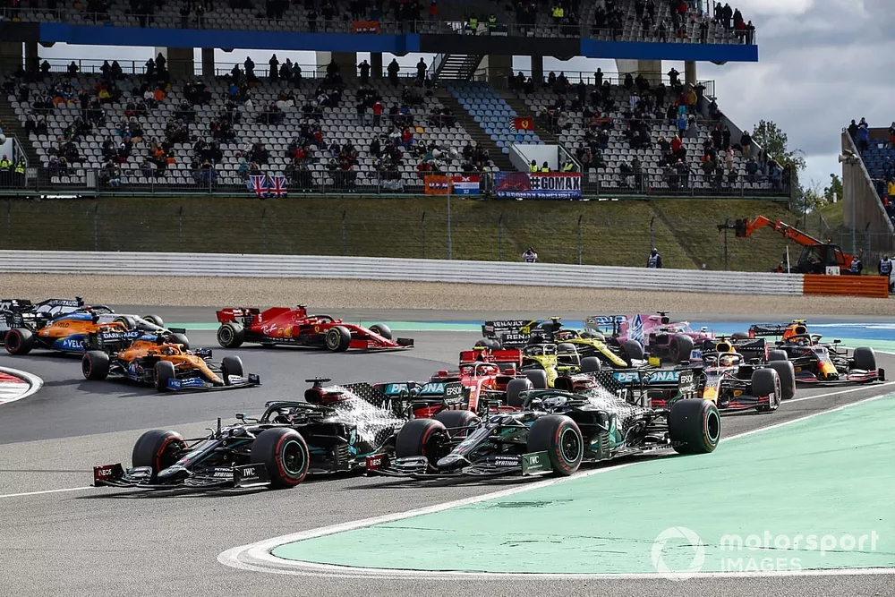 Valtteri Bottas, Mercedes F1 W11, et Lewis Hamilton, Mercedes F1 W11, en t&ecirc;te au d&eacute;part