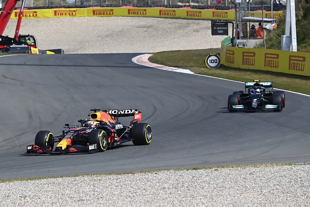 Max Verstappen, Red Bull Racing RB16B, Valtteri Bottas, Mercedes W12