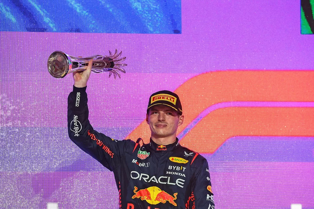 Max Verstappen, Red Bull Racing, 2e positie, tilt zijn trofee op.