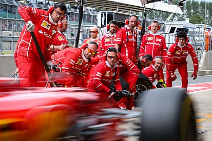 Leclerc megkapta Vettel csapatát, míg Räikkönen emberei Vettelhez kerültek a Ferrarinál