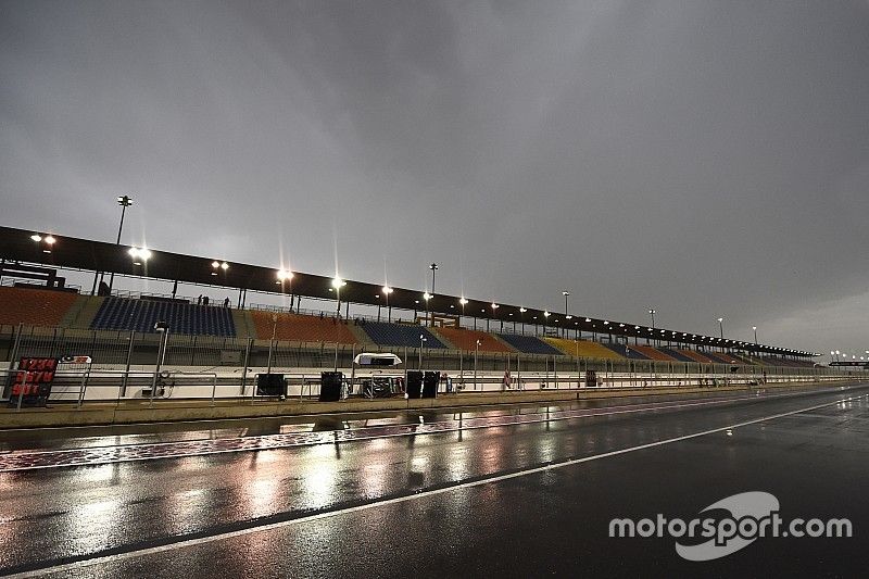 Lluvia en el pitlane