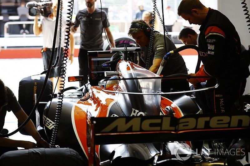 Fernando Alonso, McLaren, se prepara para salir de su garaje