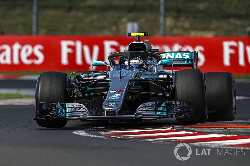 Bottas dikenai penalti 10 detik setelah menabrak Ricciardo
