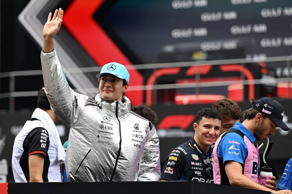 La chaqueta plateada viral de Mercedes F1 por fin está disponible para ...
