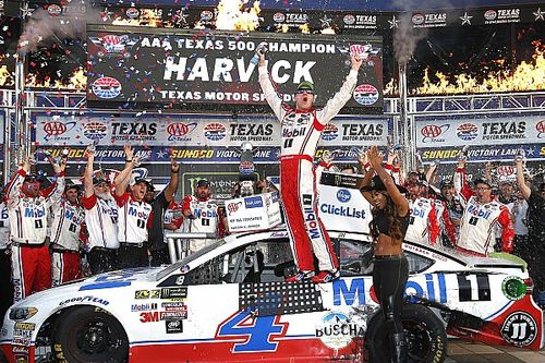 Harvick vence no Texas e se garante na final da NASCAR