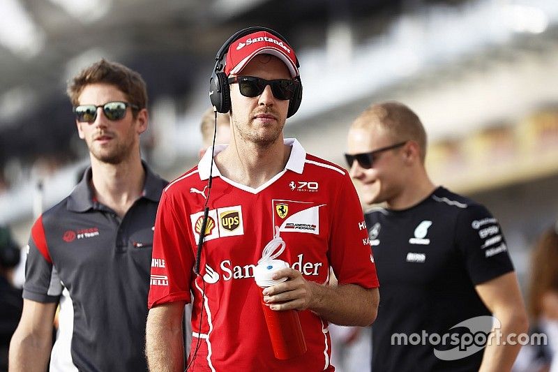 Sebastian Vettel, Ferrari, con Romain Grosjean, Haas F1 Team, y Valtteri Bottas, Mercedes AMG, en el