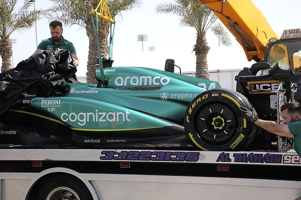 El Aston Martin AMR 23, en la grúa tras su avería