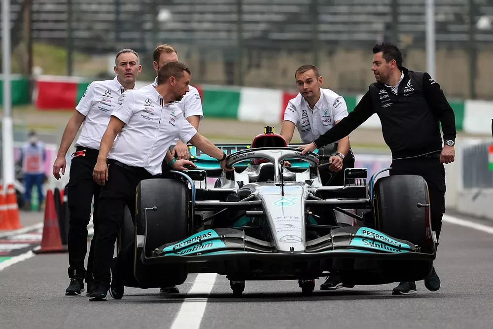Membri del team ai box con la vettura di George Russell, Mercedes W13