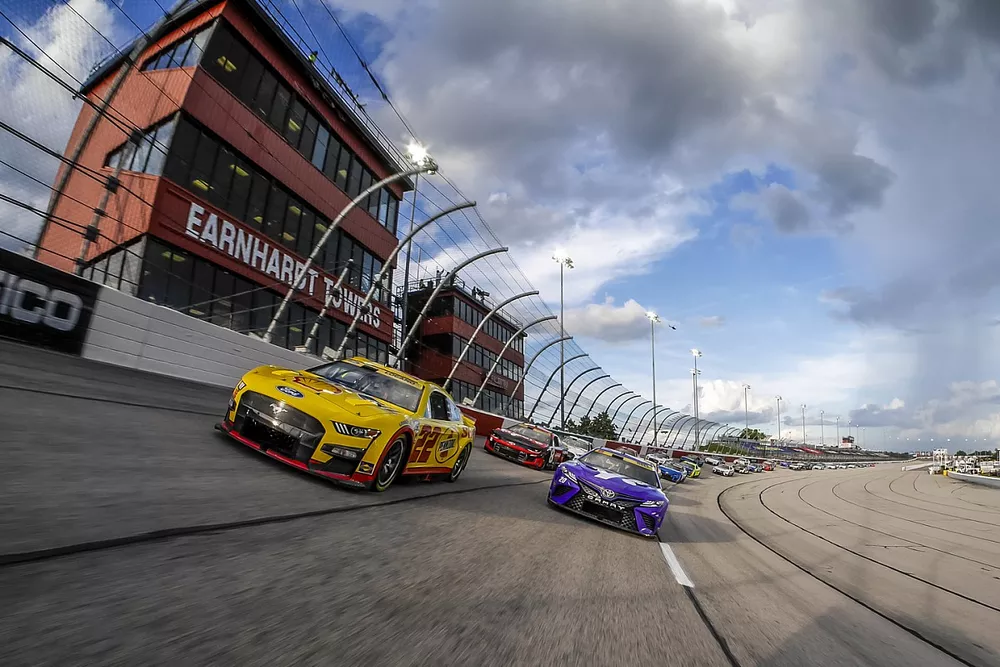Joey Logano, Team Penske, Shell Pennzoil Ford Mustang, Christopher Bell, Joe Gibbs Racing, Yahoo! Toyota Camry