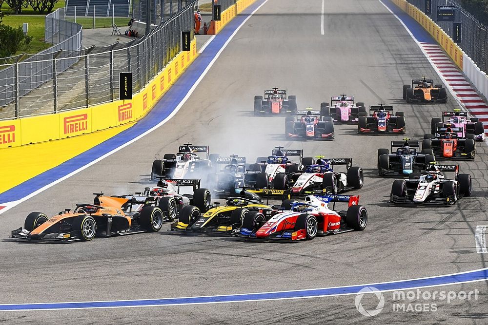 Robert Shwartzman, Prema Racing, Guanyu Zhou, UNI-Virtuosi and Nikita Mazepin, Hitech Grand Prix battle at the start of the race