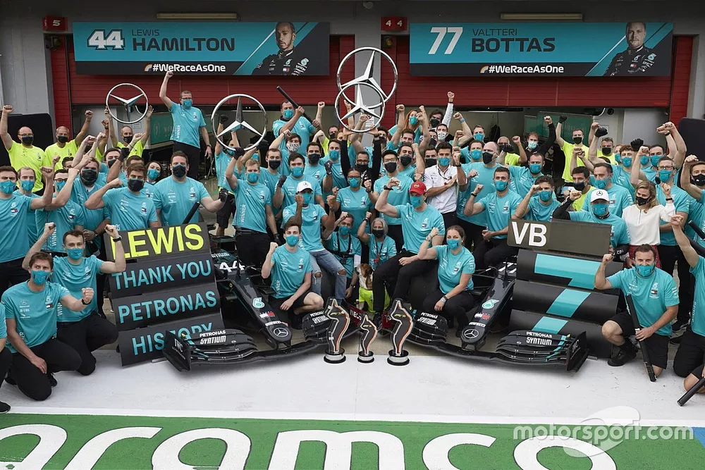Le vainqueur Lewis Hamilton, Mercedes-AMG F1, le deuxi&egrave;me Valtteri Bottas, Mercedes-AMG F1, Toto Wolff, Directeur Ex&eacute;cutif, Mercedes AMG f&ecirc;tent le 7&egrave;me titre de Mercedes