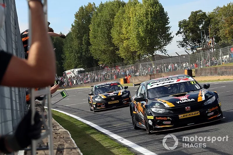 Race winner Dan Cammish, Team Dynamics Honda Civic