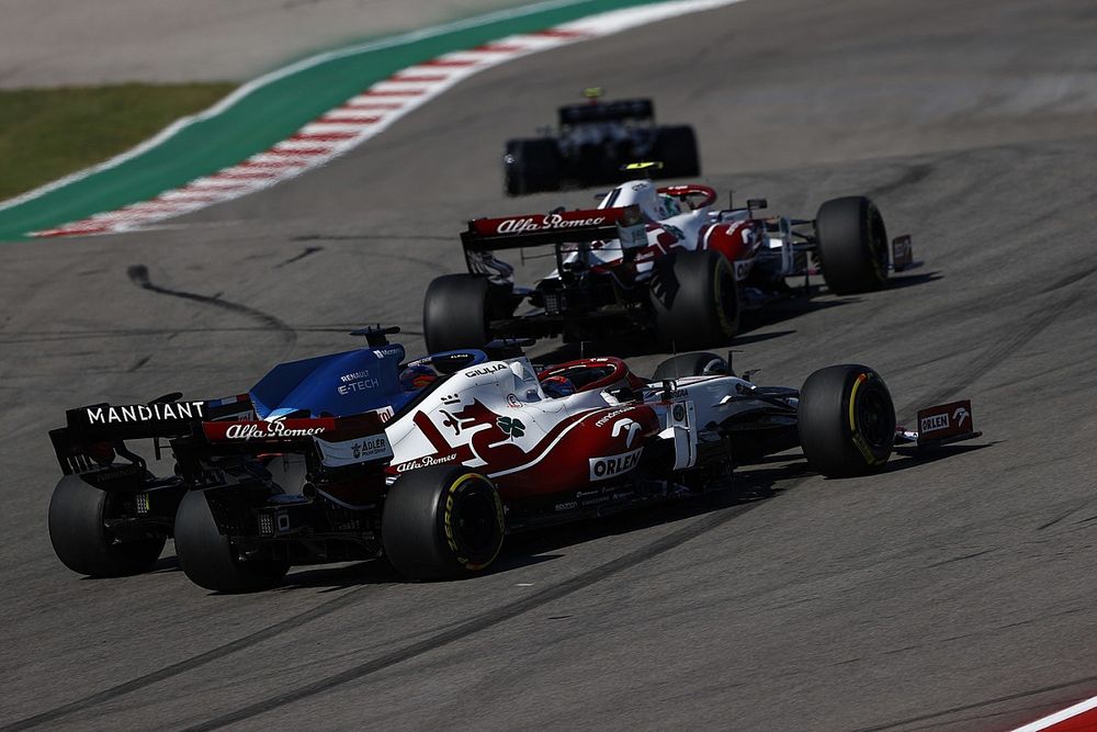 Antonio Giovinazzi, Alfa Romeo Racing C41, Fernando Alonso, Alpine A521, y Kimi Raikkonen, Alfa Romeo Racing C41.