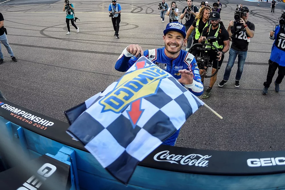 Champion Kyle Larson, Hendrick Motorsports, Chevrolet Camaro HendrickCars.com