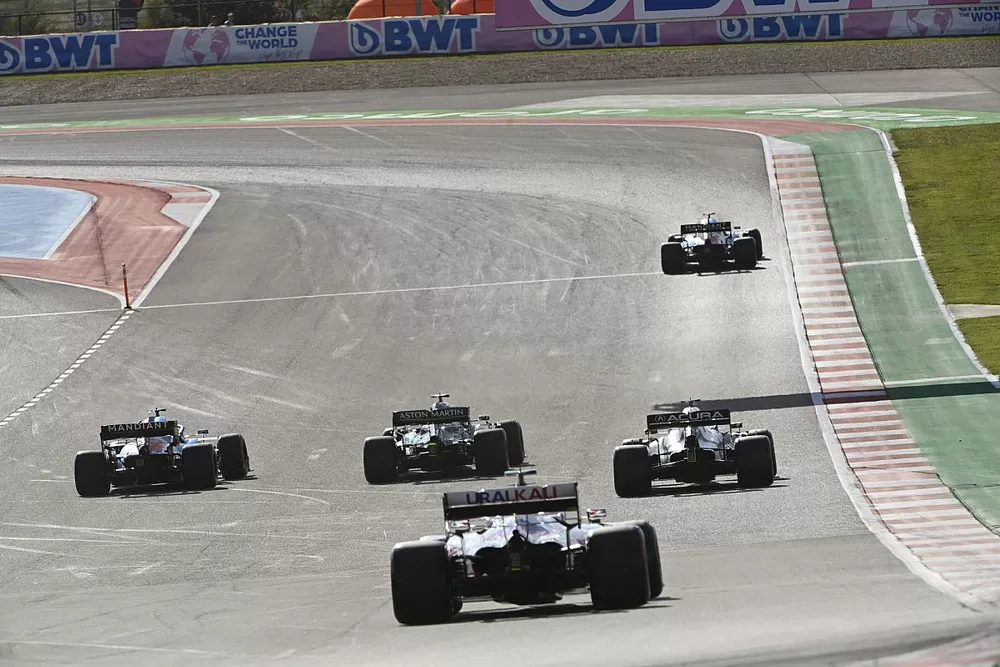 Esteban Ocon, Alpine A521, Sebastian Vettel, Aston Martin AMR21, Fernando Alonso, Alpine A521, Pierre Gasly, AlphaTauri AT02, et Nikita Mazepin, Haas VF-21