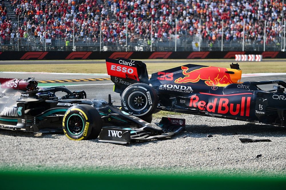 Secuencia del choque de Lewis Hamilton, Mercedes W12 y Max Verstappen, Red Bull Racing RB16B