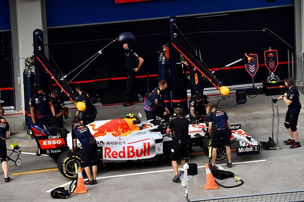 Sergio P&eacute;rez, Red Bull Racing RB16B, en el pit lane