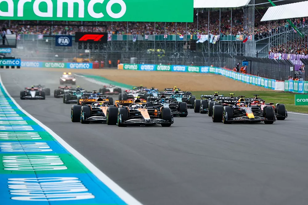 Arrancada Max Verstappen, Red Bull Racing RB19, Lando Norris, McLaren MCL60, Oscar Piastri, McLaren MCL60, Charles Leclerc, Ferrari SF-23, Carlos Sainz, Ferrari SF-23, George Russell, Mercedes F1 W14, el resto de la parrilla en la salida.