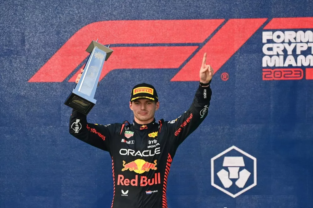 Max Verstappen, Red Bull Racing, 1&ordf; posi&ccedil;&atilde;o, levanta o trof&eacute;u de vencedor no p&oacute;dio