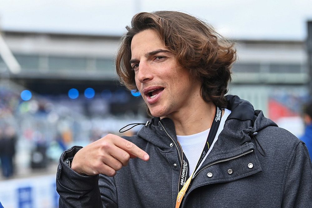 Felipe Drugovich, Maserati MSG Racing, habla con Roberto Merhi, Mahindra Racing 