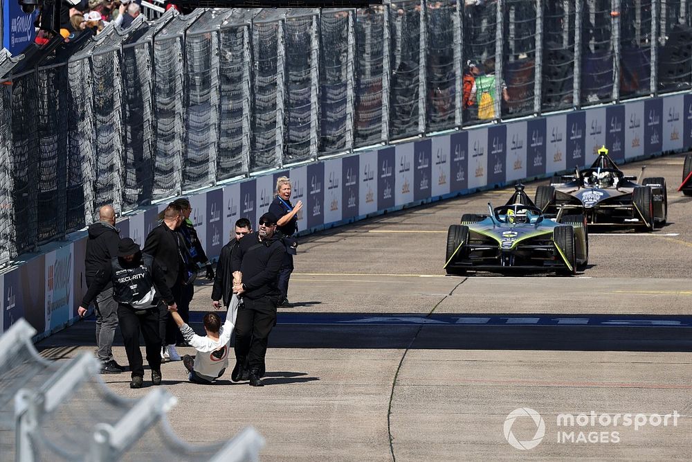 Manifestantes en el circuito de Berl&iacute;n