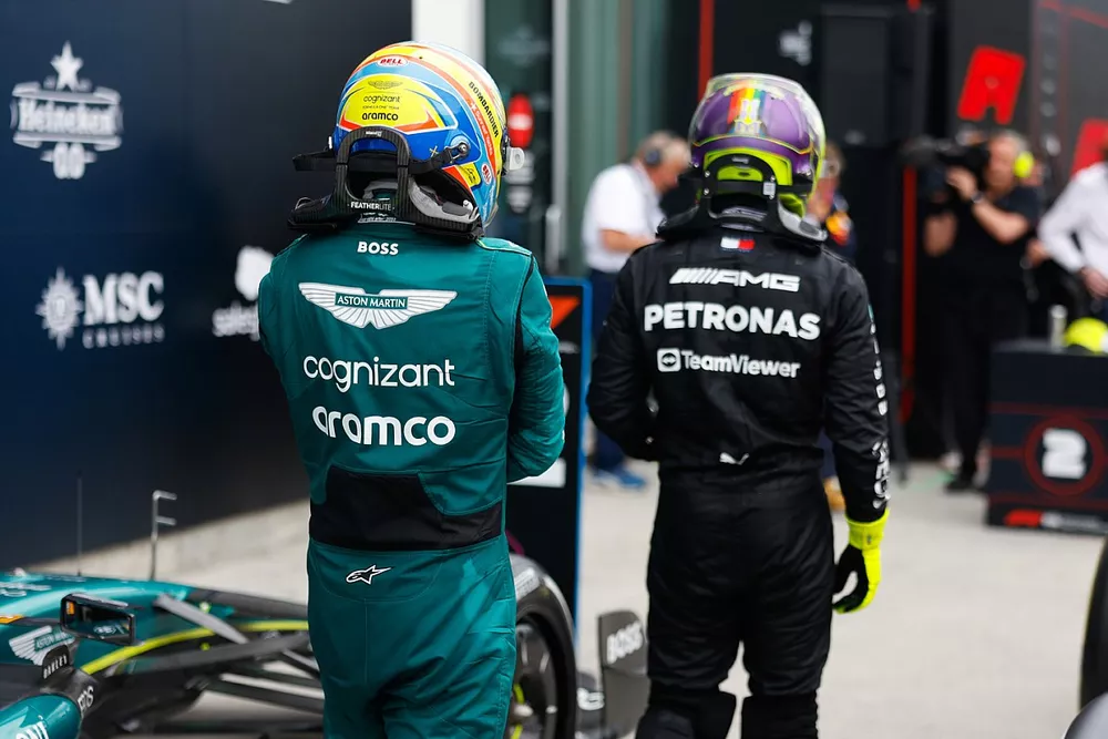 Fernando Alonso, Aston Martin F1 Team, 2&ordf; posici&oacute;n, Lewis Hamilton, Mercedes-AMG, 3&ordf; posici&oacute;n, en Parc Ferme
