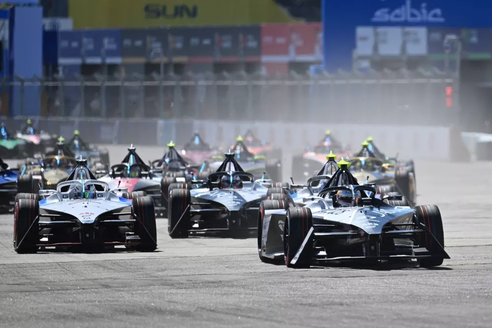 Nick Cassidy, Jaguar TCS Racing, Jaguar I-TYPE 6, Jake Dennis, Andretti Global, Porsche 99X Electric Gen3, Norman Nato, Andretti Global, Porsche 99X Electric Gen3, Pascal Wehrlein, Porsche, Porsche 99X Electric Gen3, the rest of the field at the start