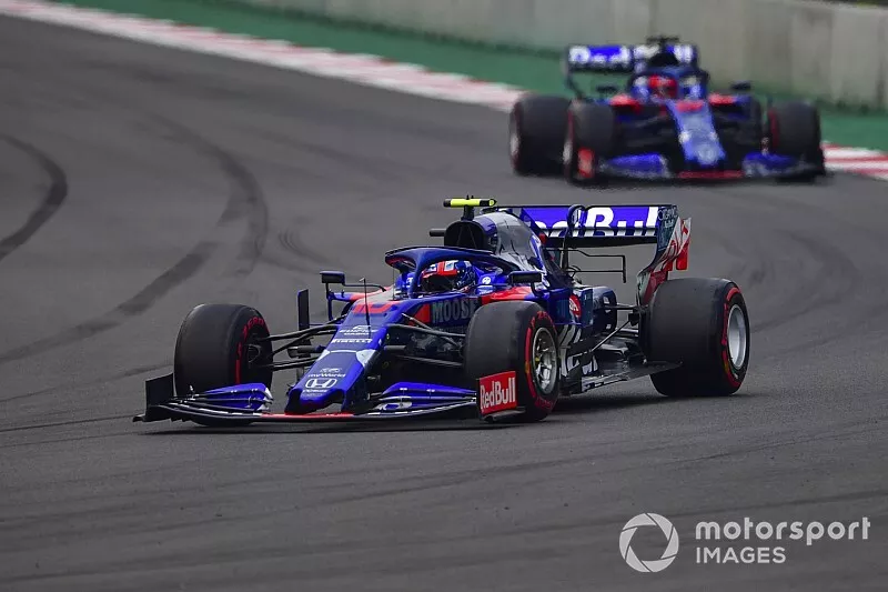 Pierre Gasly, Toro Rosso STR14, en Daniil Kvyat, Toro Rosso STR14