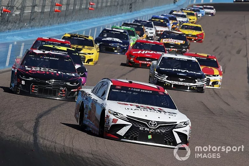 Kyle Busch, Joe Gibbs Racing, Toyota Camry Sport Clips