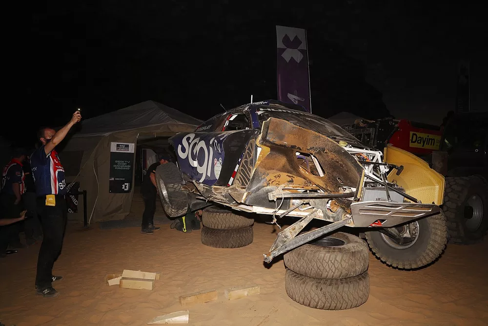 Repairs are made to the Sara Price, Segi TV Chip Ganassi Racing, crash